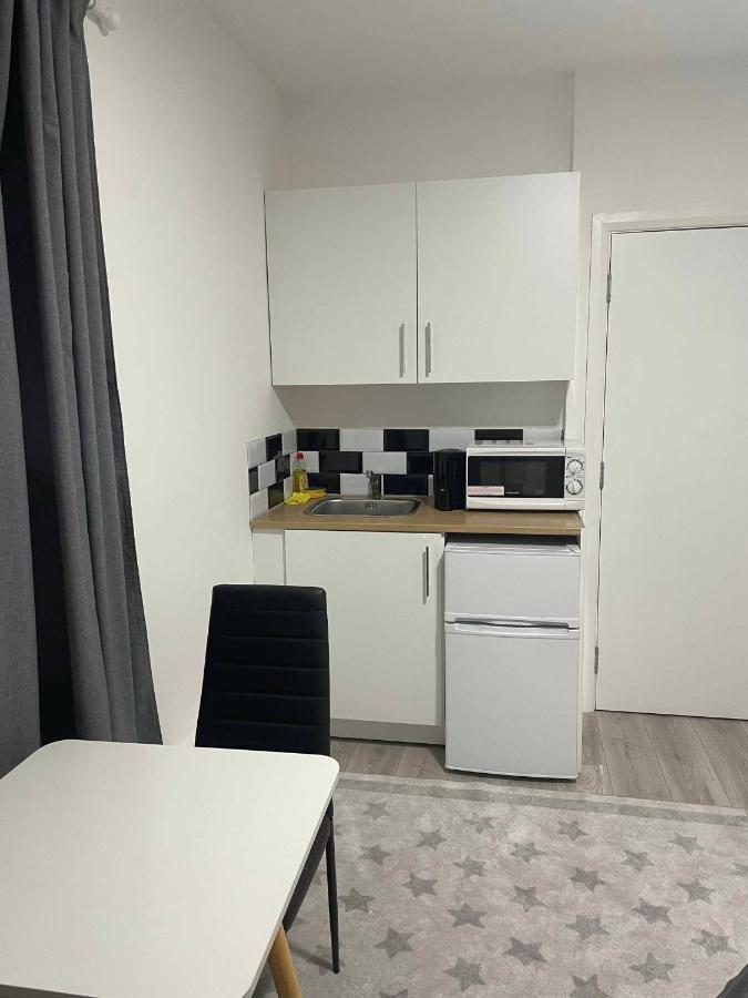Studio Flat Private Bathroom Wc And Kitchenette Londres Exterior foto